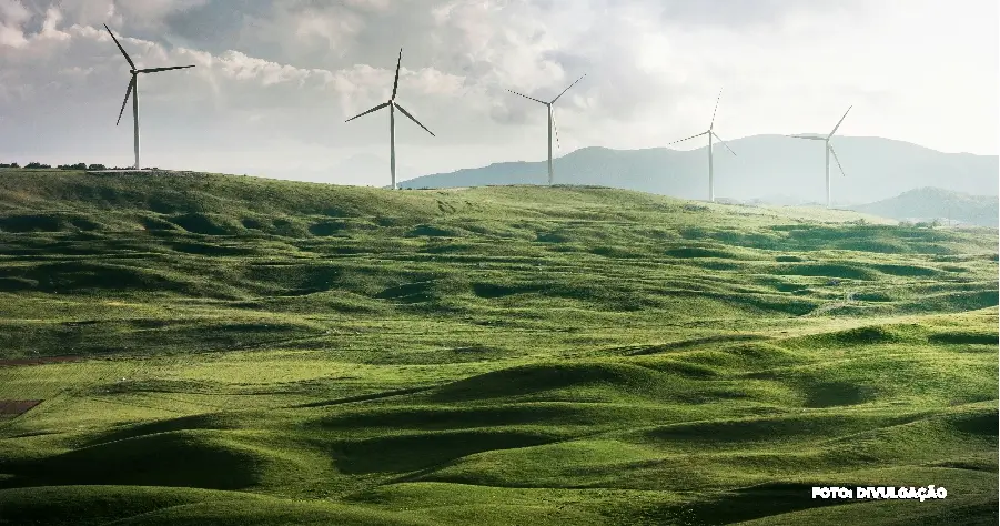 Relação entre vibração e energia na física quântica 1 A relação entre vibração e energia na física quântica é um aspecto essencial para entender como a matéria e a luz interagem