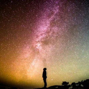 As Forças Invisíveis que Regem o Cosmos Gravidade, Energia Escura e Matéria Escura